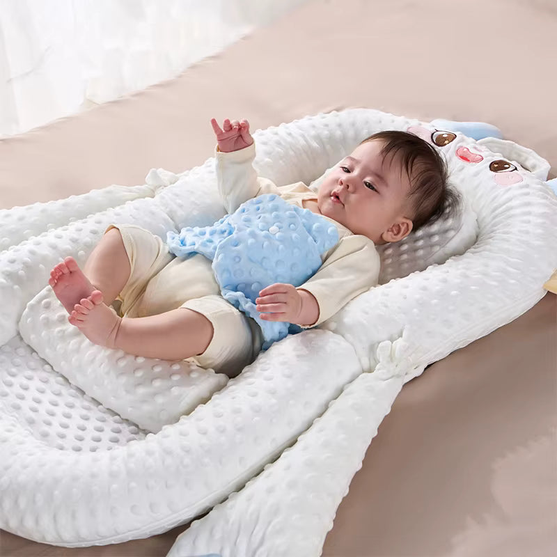 בייבי נסט מיניגו לבן עם פס כחול / BABY NEST