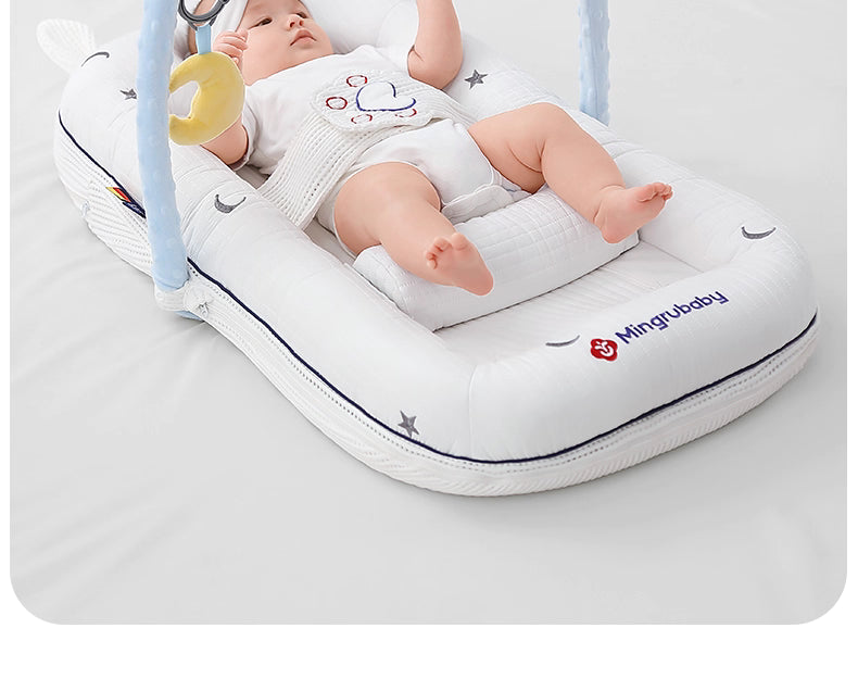 בייבי נסט מיניגו לבן עם פס כחול / BABY NEST