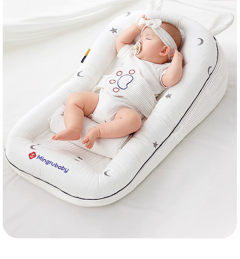 בייבי נסט מיניגו לבן עם פס כחול / BABY NEST