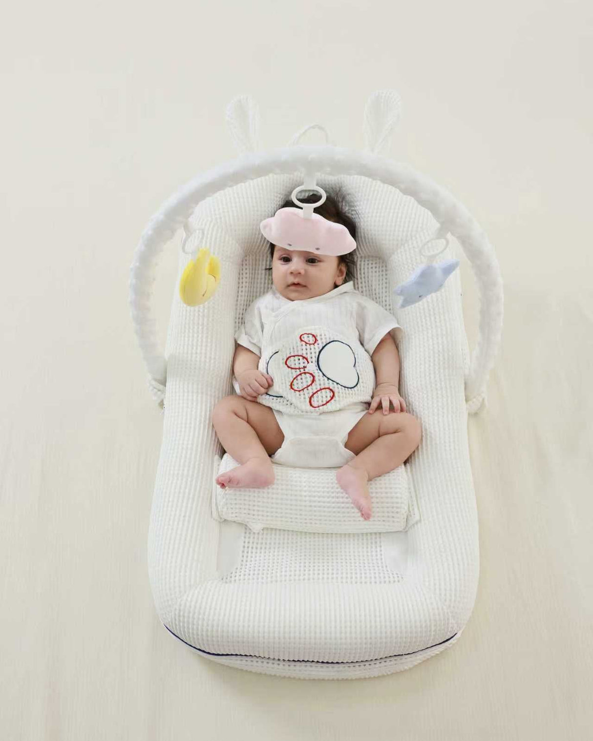 בייבי נסט מיניגו לבן עם פס כחול / BABY NEST