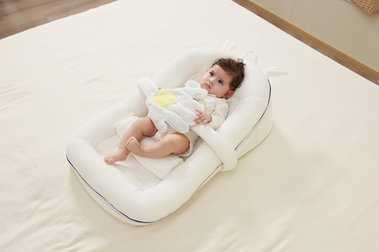 בייבי נסט מיניגו לבן עם פס כחול / BABY NEST