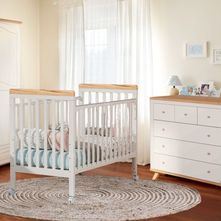 מיניגו – מיטת תינוק ושידת החתלה לבן שילוב עץ | חדר תינוק