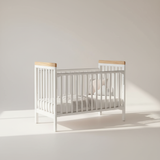 מיניגו – מיטת תינוק מעץ מלא, לבן עם שילוב עץ | מיטת תינוק