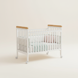 מיניגו – מיטת תינוק מעץ מלא, לבן עם שילוב עץ | מיטת תינוק