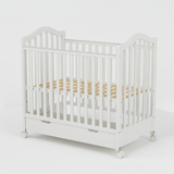 מיטה לתינוקות עם מגירת אחסון – קומפקטית צבע לבן