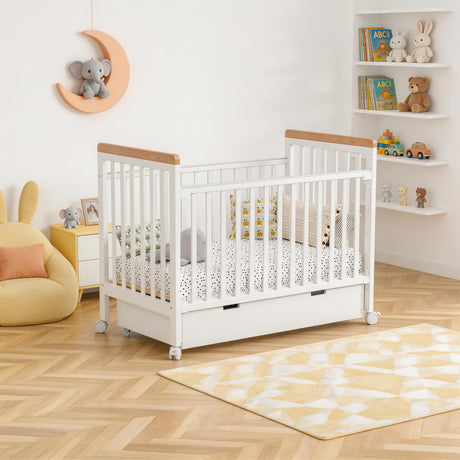 מיטה לתינוקות עם מגירת אחסון – צבע לבן עם דמוי עץ