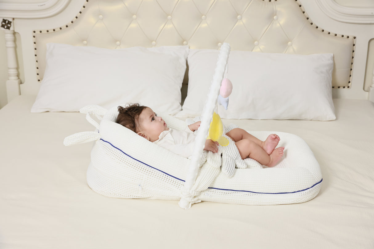 בייבי נסט מיניגו לבן עם פס כחול  / BABY NEST