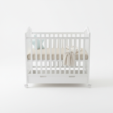 מיטה לתינוקות עם מגירת אחסון – קומפקטית צבע לבן