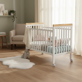 מיניגו – מיטת תינוק מעץ מלא, לבן עם שילוב עץ | מיטת תינוק