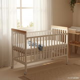 מיניגו – מיטת תינוק מעץ מלא, לבן עם שילוב עץ | מיטת תינוק