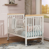 מיניגו – מיטת תינוק מעץ מלא, לבן עם שילוב עץ | מיטת תינוק