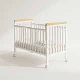 מיניגו – מיטת תינוק מעץ מלא, לבן עם שילוב עץ | מיטת תינוק