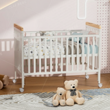 מיניגו – מיטת תינוק מעץ מלא, לבן עם שילוב עץ | מיטת תינוק