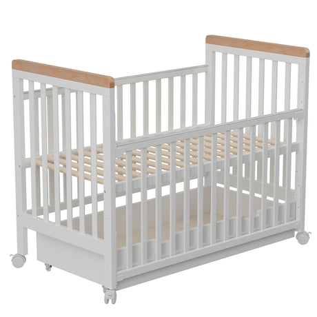 מיטה לתינוקות עם מגירת אחסון – צבע לבן עם דמוי עץ