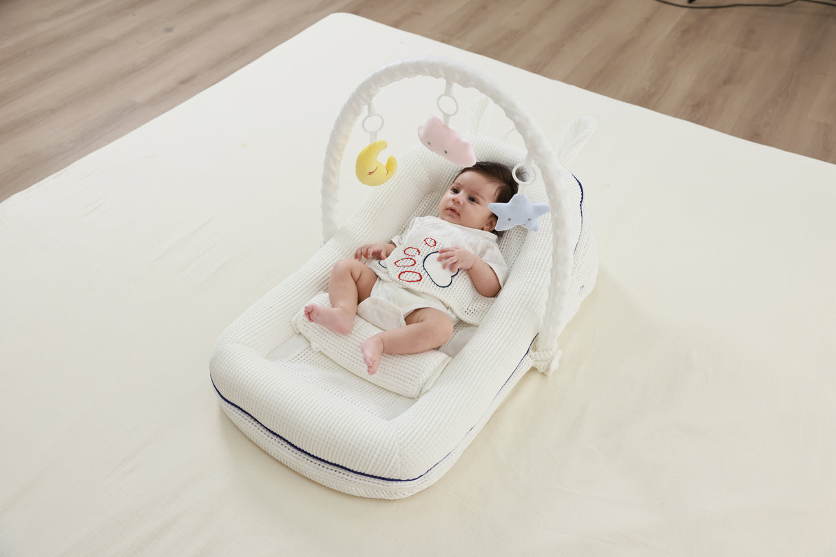 בייבי נסט מיניגו לבן עם פס כחול  / BABY NEST