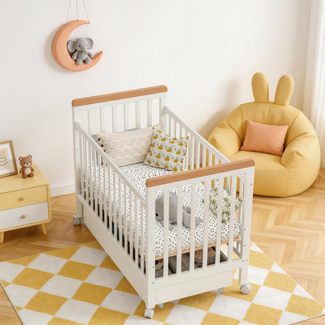 מיטה לתינוקות עם מגירת אחסון – צבע לבן עם דמוי עץ